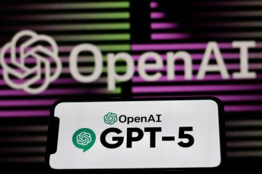 Bu resimde, OpenAI ChatGPT-5 logosu Smartphone Screen.Endonezya - 26 Haziran 2024.