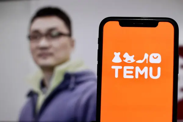 Bu resimde Temu logosu, CEO Colin Huang ile arka planda. Endonezya - 26 Haziran 2024.