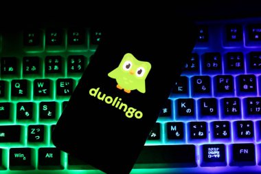 Bu resimde, Duolingo logosu. Endonezya - 27 Haziran 2024.