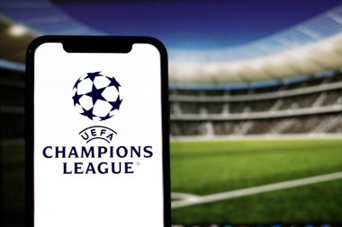 Bu fotoğraf illüstrasyonunda, UEFA Şampiyonlar Ligi logosu bir akıllı telefonda sergilenmektedir..