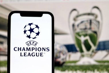 Bu fotoğraf illüstrasyonunda, UEFA Şampiyonlar Ligi logosu bir akıllı telefonda sergilenmektedir..