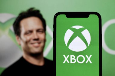 Bu resimde, XBOX oyun stüdyolarının logosu, CEO Phil Spencer arka planda. Endonezya - 27 Haziran 2024.