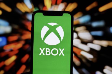 Bu fotoğraf illüstrasyonunda, XBOX logosu akıllı bir telefondan sergilenmektedir. Endonezya - 27 Haziran 2024.
