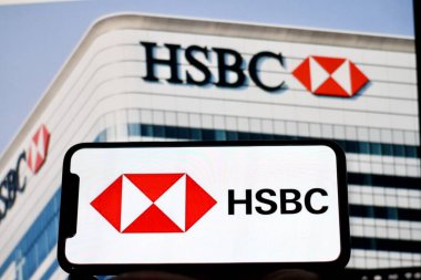 Bu resimde, HSBC 'nin logosu akıllı bir telefondan gösteriliyor. Endonezya - 27 Haziran 2024.