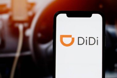 Bu fotoğraf illüstrasyonunda, Didi chuxing logosu bir akıllı telefondan sergilenmektedir. Endonezya - 27 Haziran 2024.
