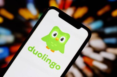 Bu resimde, Duolingo logosu. Endonezya - 27 Haziran 2024.