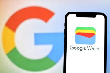 Bu fotoğraf illüstrasyonunda, Google Cüzdan logosu bir akıllı telefon üzerinde sergilenmektedir. Endonezya - 27 Haziran 2024.