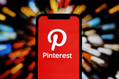 Bu fotoğraf illüstrasyonunda, Pinterest logosu bir akıllı telefondan sergilenmektedir. Endonezya - 27 Haziran 2024.