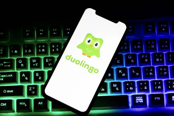 Bu resimde, Duolingo logosu. Endonezya - 27 Haziran 2024.