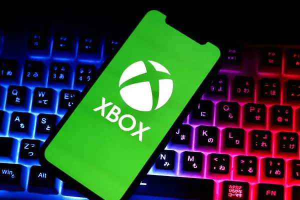 Bu fotoğraf illüstrasyonunda, XBOX logosu akıllı bir telefondan sergilenmektedir. Endonezya - 27 Haziran 2024.