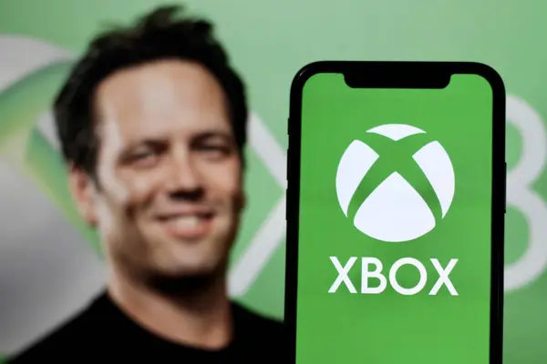 Bu resimde, XBOX oyun stüdyolarının logosu, CEO Phil Spencer arka planda. Endonezya - 27 Haziran 2024.