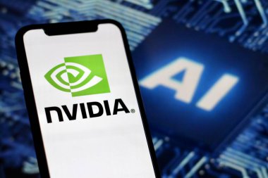 Bu resimde, NVIDIA logosu arka planda gerileme gösteren bir akıllı telefonda sergilenmektedir. Endonezya - 23 Haziran 2024.
