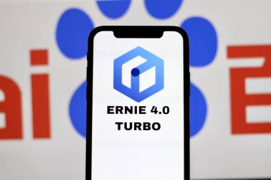 Akıllı telefon Baidu 'nun yapay zeka robotunda ERNIE Bot logosu görüldü. Ernie Bot, Baidulogo tarafından geliştirilen ChatGPT akıllı telefondan gösteriliyor.