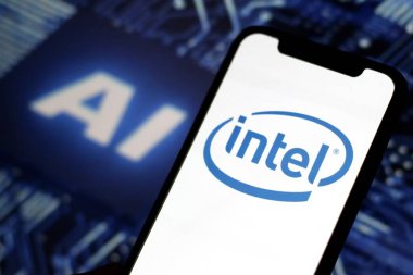 Bu fotoğraf illüstrasyonunda, Intel 'in logosu, arka planda gerileme gösteren bir akıllı telefonda sergilenmektedir. Endonezya - 23 Haziran 2024.