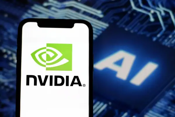 Bu resimde, NVIDIA logosu arka planda gerileme gösteren bir akıllı telefonda sergilenmektedir. Endonezya - 23 Haziran 2024.