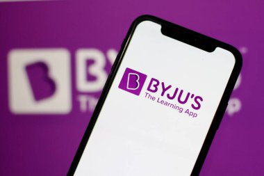 Uygulama logosu Byju olan akıllı telefonun görüntüsünü kapat, program uygulamasını öğren