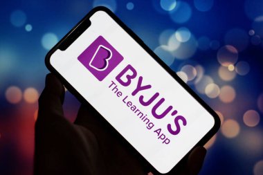 Byju uygulaması ve uygulama uygulaması olan akıllı telefonu tutan elin görüntüsünü kapat