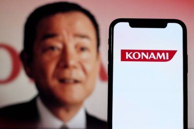 Konami logosu, Japon çokuluslu eğlence şirketi ve video oyunu geliştiricisi ve yayıncısı ile akıllı telefon görüşünü kapat