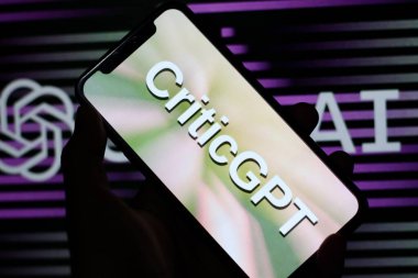 KritikGPT logosuna sahip akıllı telefonun görüntüsünü kapat, ChatGPTs kodundaki hataları tanımlamak için model geliştirildi.