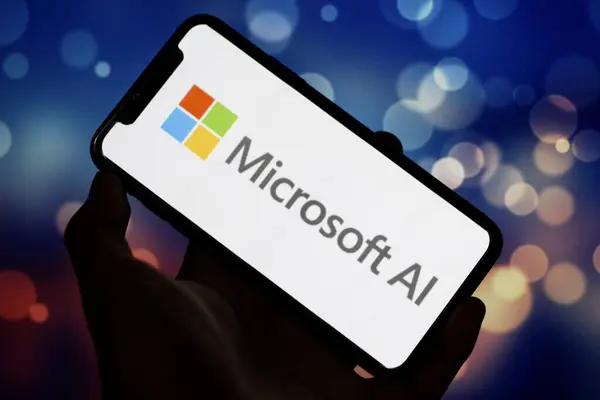 Microsoft yapay zeka logosuna sahip akıllı telefonu tutan eli kapat
