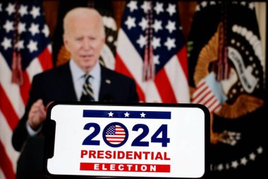 2024 başkanlık seçimleri yazılı cep telefonu, arka planda Joseph Biden başkanı