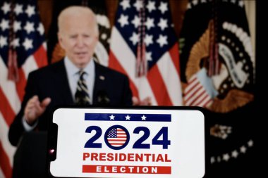 2024 başkanlık seçimleri yazılı cep telefonu, arka planda Joseph Biden başkanı