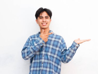 Stüdyoda poz veren Asyalı genç adamın portresi.