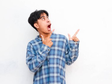 Genç Asyalı adamın portresi şaşırdı ve stüdyoda poz verdi.