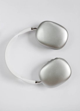 Kulaklıklar beyaz arkaplanda izole edilmiş.