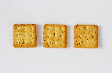 Beyaz arka planda izole edilmiş otlu krakerler