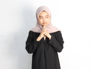 Stüdyoda tesettürlü genç Asyalı Müslüman kadın.
