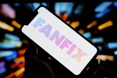 Fanfix logosuna sahip akıllı telefonun yakın görüntüsü, içerik üreticileri için üyelik kulüplerine ev sahipliği yapan Kaliforniya merkezli sosyal medya teknolojisi platformu.