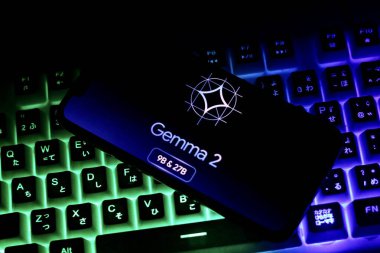 Gemma 2 logosuyla birlikte neon klavyedeki akıllı telefonun görüntüsünü kapat