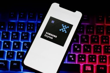 Samsung Exynos logosu, Samsung Electronics System LSI bölümü tarafından geliştirilen ve Samsung Foundry tarafından üretilen ARM tabanlı sistem çipleri serisi, neon klavyede akıllı telefonun görüntüsünü kapat.
