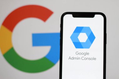 Google yönetici logosuyla modern akıllı telefon ekranının görüntüsünü kapat  