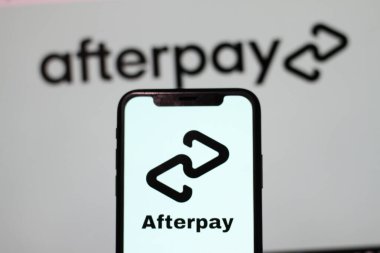 Peşin ödeme logosuyla modern akıllı telefon ekranının görüntüsünü kapat