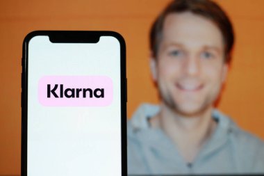 Klarna logosuyla modern akıllı telefon ekranının görüntüsünü kapat       