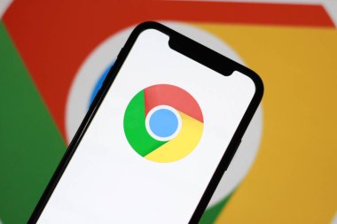 Google Chrome logosuyla modern akıllı telefon ekranının görüntüsünü kapat