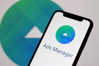 Ads Manager logosuyla modern akıllı telefon ekranının görünümünü kapat