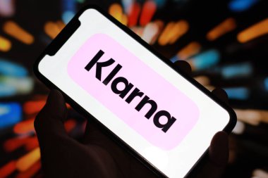 Klarna logosuyla modern akıllı telefon ekranının görüntüsünü kapat        