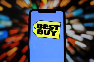 Modern akıllı telefon ekranının en iyi satın alma logosuna sahip görüntüsünü kapat