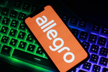 Allegro logosuna sahip neon klavyedeki akıllı telefonun görüntüsünü kapat