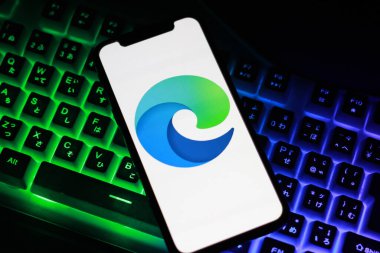 Mikrosoft kenar logolu neon klavyedeki akıllı telefonun görüntüsünü kapat