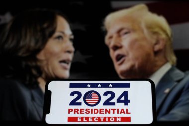 Endonezya-25 Temmuz 2024.Bu fotoğrafta 2024 Amerikan başkanlık seçimleri konseptinde Donald Trump ve Kamala Harris arka planda. Donald Trump Kamala Harris 'e karşı.