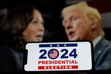 Endonezya-25 Temmuz 2024.Bu fotoğrafta 2024 Amerikan başkanlık seçimleri konseptinde Donald Trump ve Kamala Harris arka planda. Donald Trump Kamala Harris 'e karşı.