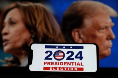 Endonezya-25 Temmuz 2024.Bu fotoğrafta 2024 Amerikan başkanlık seçimleri konseptinde Donald Trump ve Kamala Harris arka planda. Donald Trump Kamala Harris 'e karşı.