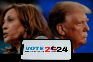 Endonezya-25 Temmuz 2024.Bu fotoğrafta 2024 Amerikan başkanlık seçimleri konseptinde Donald Trump ve Kamala Harris arka planda. Donald Trump Kamala Harris 'e karşı.