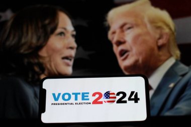 Endonezya-25 Temmuz 2024.Bu fotoğrafta 2024 Amerikan başkanlık seçimleri konseptinde Donald Trump ve Kamala Harris arka planda. Donald Trump Kamala Harris 'e karşı.