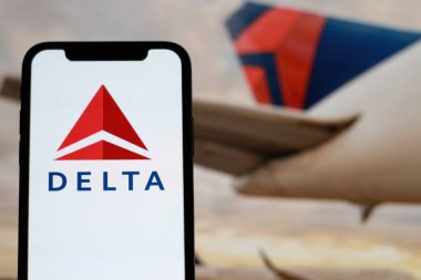 Delta logolu modern akıllı telefon ekranının görüntüsünü kapat