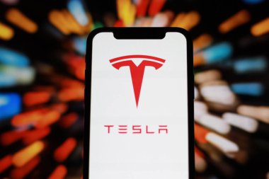 Tesla logosuyla modern akıllı telefon ekranının görüntüsünü kapat